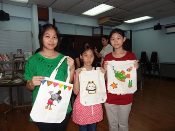 อาสาสมัครลงลายกระเป๋าผ้า เพื่องานพัฒนาเด็กด้อยโอกาส 14ต.ค. 61 Volunteer toPaint Bag to support Child Development in Thailand Oct 14, 18